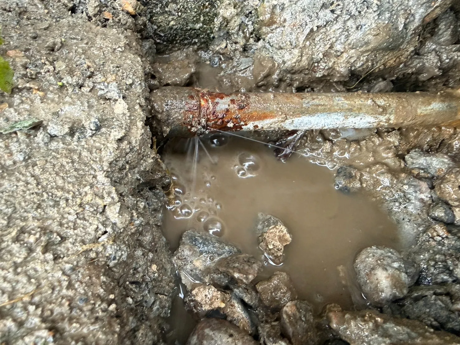 【富山県射水市】鉄管の経年劣化による水漏れと排水管詰まり